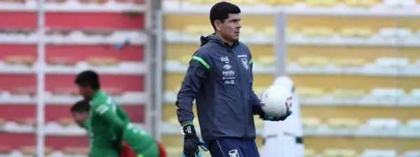 El arquero de la Selección de Bolivia no está pasando por buenos momentos y tapa a las futuras promesas.