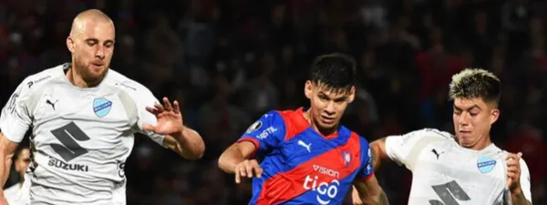 El campo de juego en malas condiciones le provocó resbalones graves a los futbolistas de Bolívar.