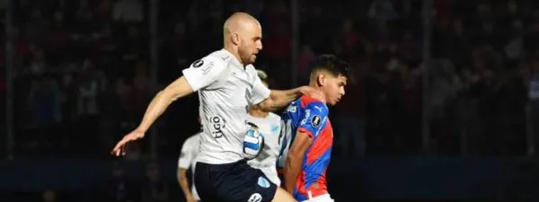 El defensor cometió una infracción que fue más dura de lo normal y provocó el enojo de los rivales.