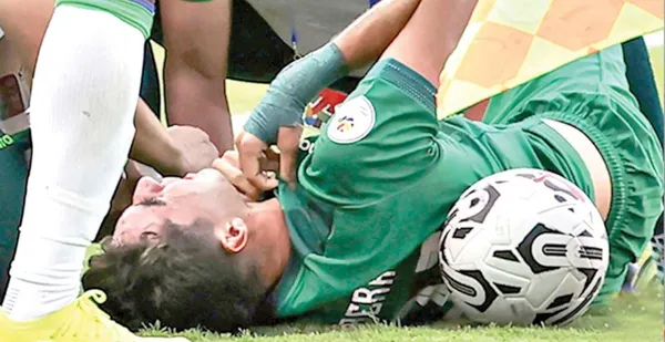 El delantero sufrió una lesión en su rodilla izquierda y existían expectativas sobre su reemplazo