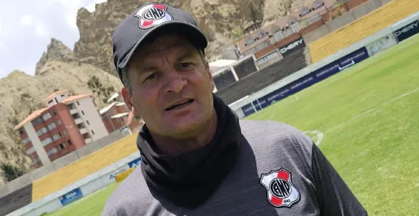 El entrenador argentino reveló el nombre del colega que lo ayudó a llegar a Bolivia