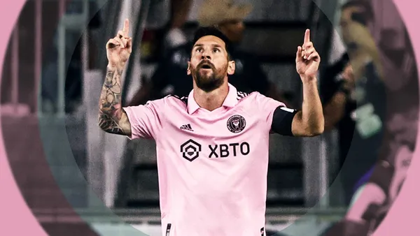 El jugador boliviano vistió la camiseta del conjunto rosado que hoy luce Lionel Messi