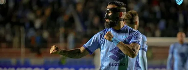 El papá del goleador del Bolívar se fue con todo contra el fútbol chileno por el mal desempeño de su hijo en ese país.