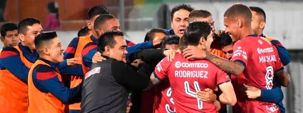 El presidente del equipo de Cochabamba se molestó por la situación que vivió su equipo en el aeropuerto.