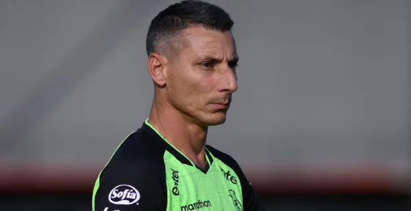 La derrota, si bien era previsible, dejó un amargo sabor ya que el único gol del partido era inválido