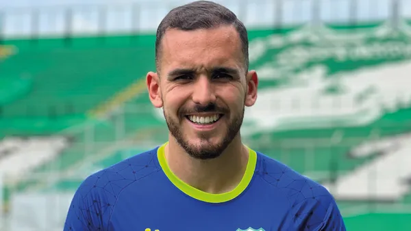 Luís Haquín posa con la polera de Deportivo Cali.