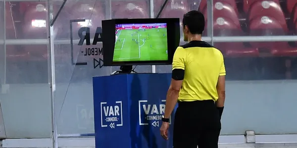 Pato Rodríguez la metió pero el árbitro intervino y cambió el curso del encuentro.