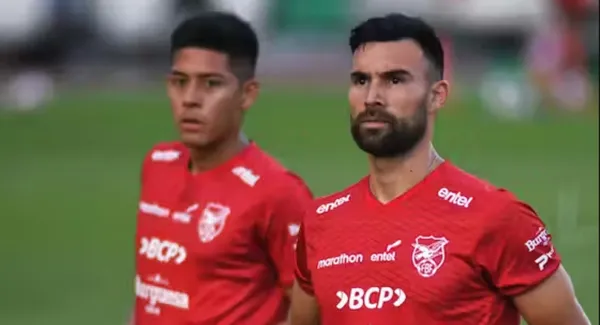 Por el partido liguero de su club, el jugador de la Selección Boliviano vio la tarjeta roja