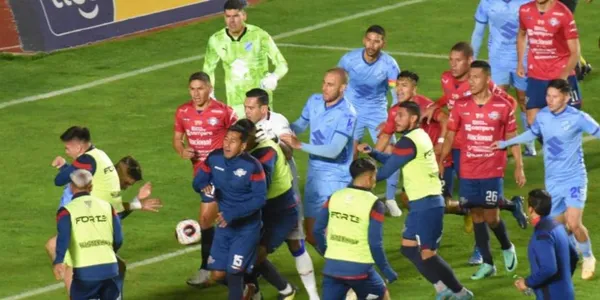 Sobre el final del cotejo hubo peleas en el campo de juego y lío en las tribunas.