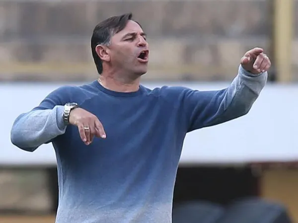 Tras caer por la mínima ante Santos por Copa Sudamericana, el estratega de Blooming critico duramente al ecuatoriano por sus decisiones.