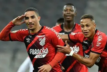 Athlético Paranaense ya viaja rumbo a Bolivia para enfrentarse a La Academia por la Copa Libertadores