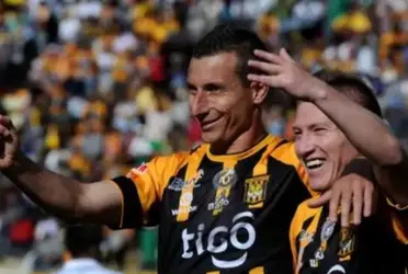 Desde su cuenta de Instagram, el jugador boliviano le dedicó un saludo especial al DT