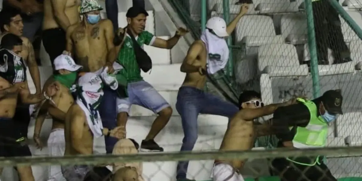 Durante el complemento y después del partido, parte de la parcialidad de Oriente Petrolero lanzó objetos a la cancha.