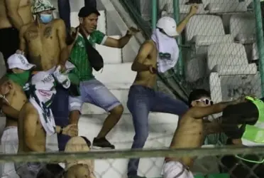 Durante el complemento y después del partido, parte de la parcialidad de Oriente Petrolero lanzó objetos a la cancha.