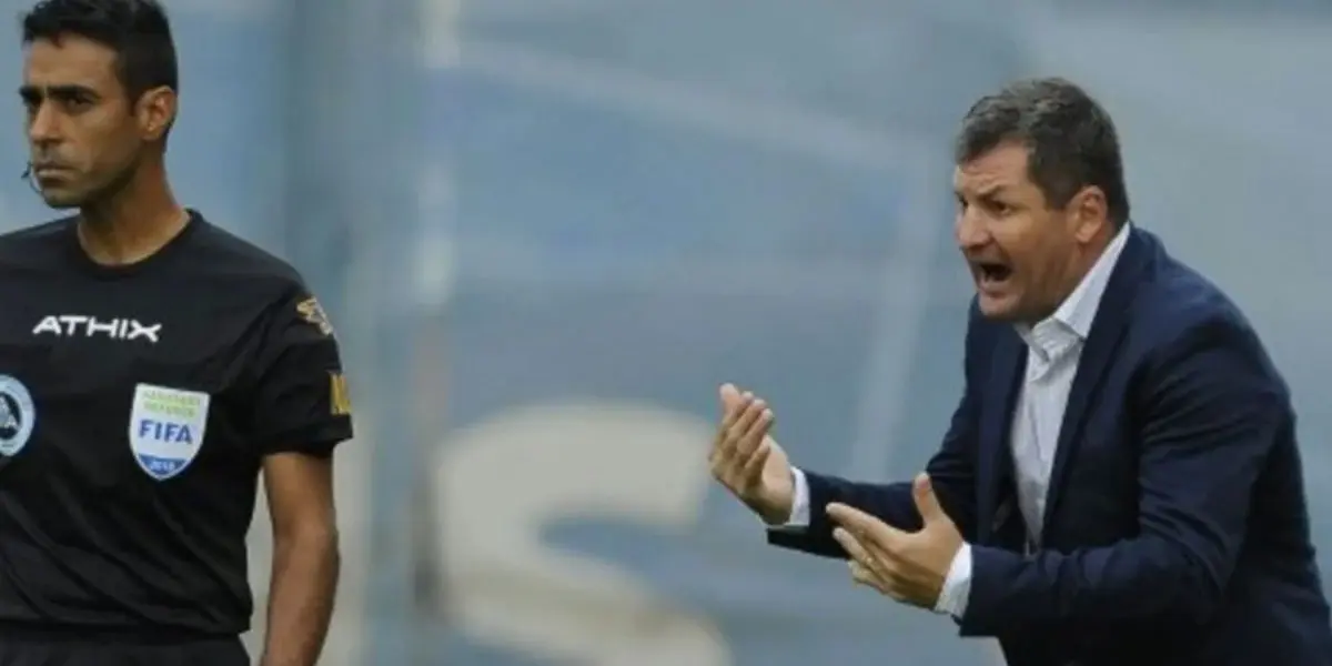 El arbitro amonestó a Jusino por una infracción que el Pampa no consideró y se lo hizo saber al colegiado.