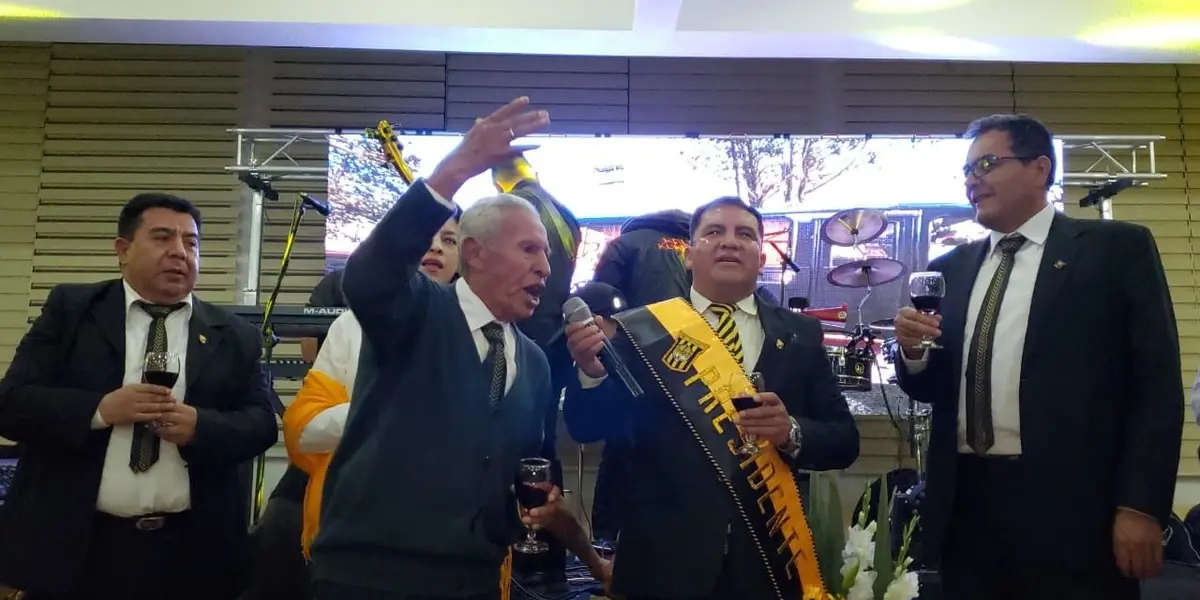 El bus gualdinegro fue presentado por la dirigencia de The Strongest