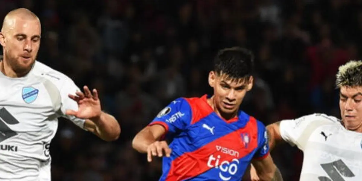 El campo de juego en malas condiciones le provocó resbalones graves a los futbolistas de Bolívar.