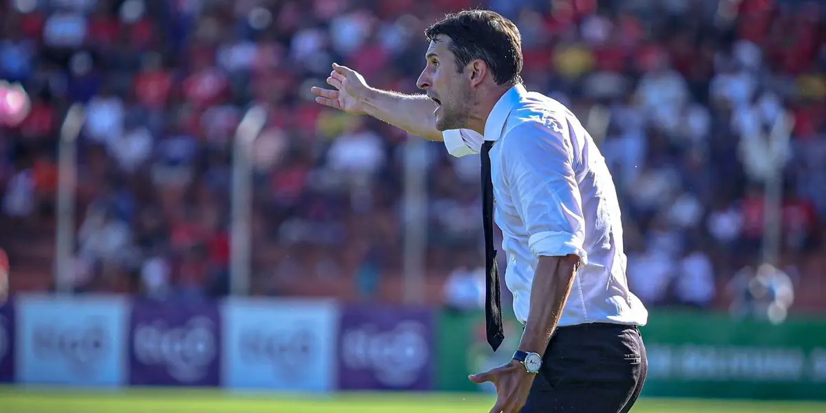 El entrenador de la Academia salió molesto del Gran Mamoré por la actuación del juez Silva