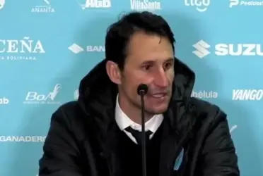 El entrenador español se quejó por el partido y los hinchas piden su salida.