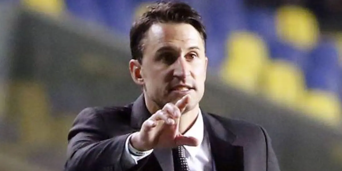 El español pidió por un jugador que no tiene a disposición y los hinchas de The Strongest aprovecharon a burlarse de la situación.