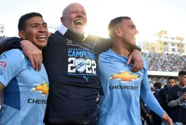 El flamante DT presente en los estadios de Bolivia.