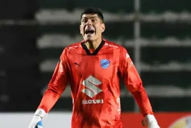 El guardametas académico tapó dos penales en la definición tras el empate.