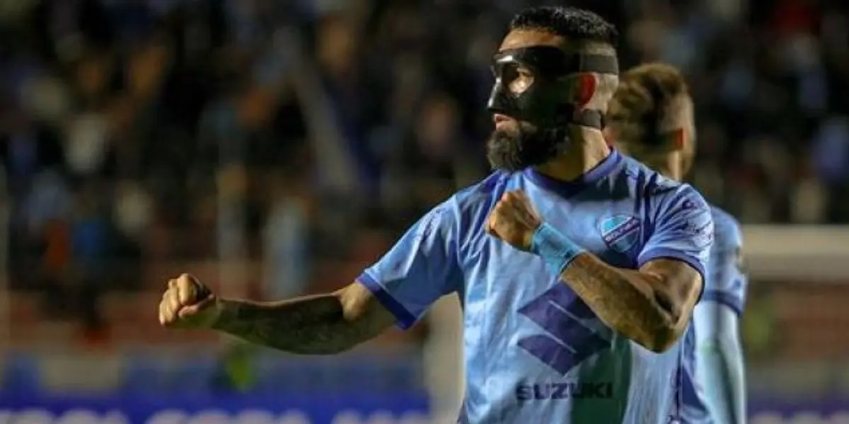 El papá del goleador del Bolívar se fue con todo contra el fútbol chileno por el mal desempeño de su hijo en ese país.