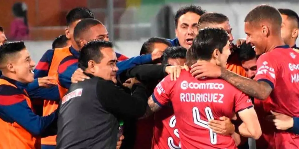 El presidente del equipo de Cochabamba se molestó por la situación que vivió su equipo en el aeropuerto.