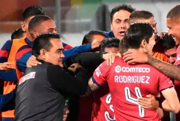 El presidente del equipo de Cochabamba se molestó por la situación que vivió su equipo en el aeropuerto.