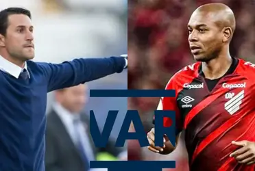 En un primer tiempo en el que Bolívar esperaba atrás, una jugada desafortunada terminó en penal para el equipo brasileño.