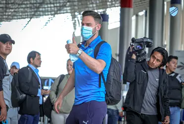 Los aficionados aguardaron a la delegación académica durante dos horas.