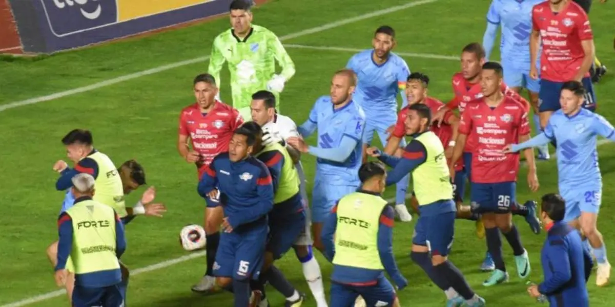 Sobre el final del cotejo hubo peleas en el campo de juego y lío en las tribunas.