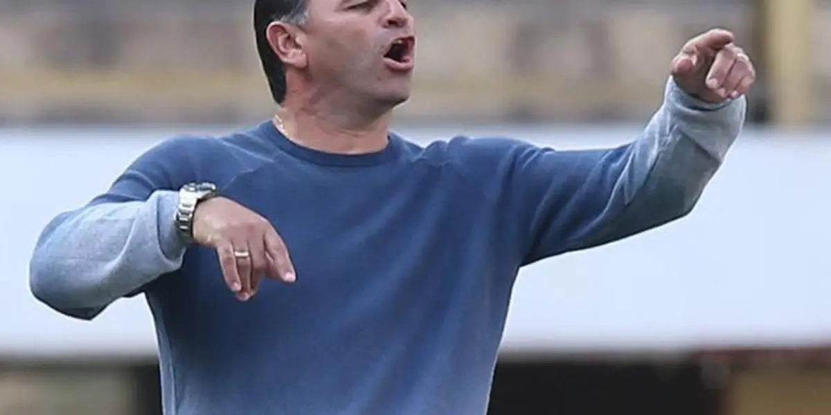 Tras caer por la mínima ante Santos por Copa Sudamericana, el estratega de Blooming critico duramente al ecuatoriano por sus decisiones.