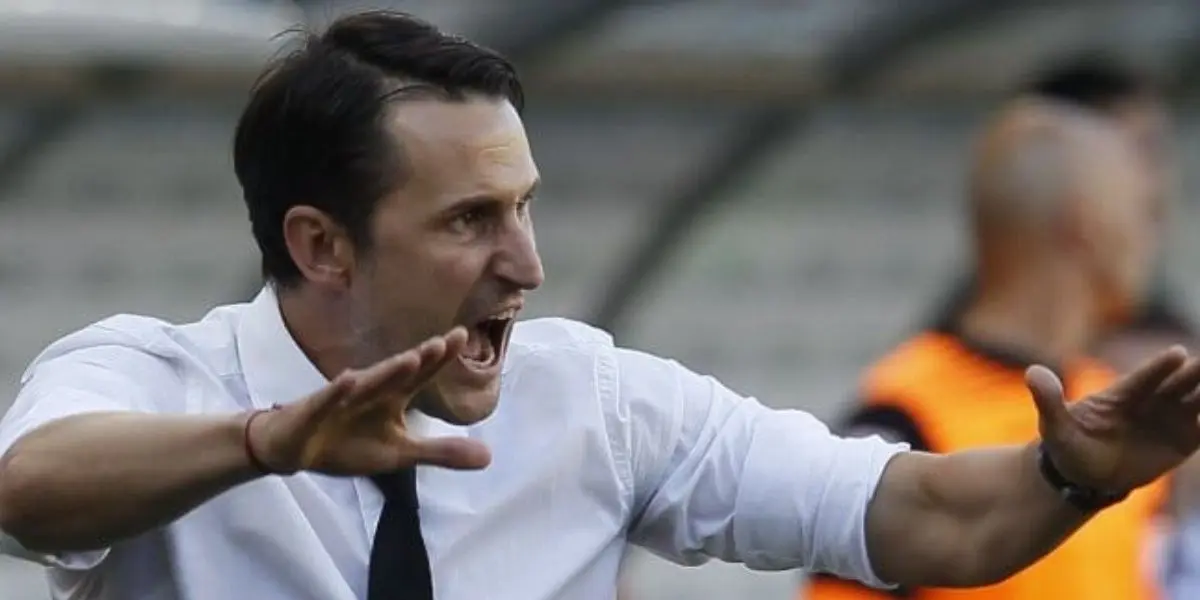 Al entrenador de Bolívar no le gustó el primer tiempo y decidió sobre la marcha.