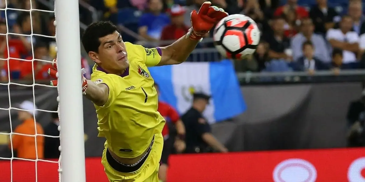Carlos Lampe comete un error y casi le cuesta el partido a Bolívar. 