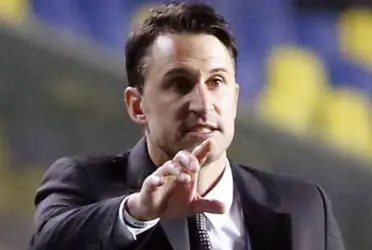 El español pidió por un jugador que no tiene a disposición y los hinchas de The Strongest aprovecharon a burlarse de la situación.