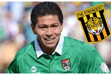 El ex goleador boliviano festejando con otro grande
