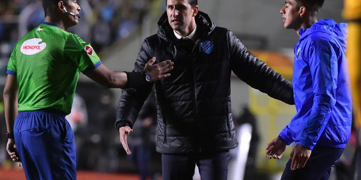 Hinchas y una leyenda del club critican duramente al actual estratega de la academia. 