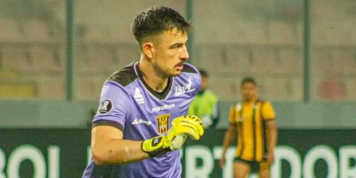Viscarra recibió un curioso gol que lo hizo pasar por un mal momento. 
