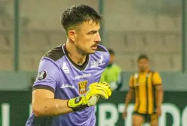 Viscarra recibió un curioso gol que lo hizo pasar por un mal momento. 